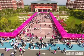 摆渡大巴上阵，青农大平度校区迎萌新图片