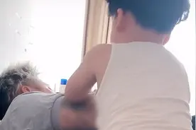 妈妈挤痘流血 萌娃忙问"爸爸打的吗？"……网友：小情人给的安全感图片