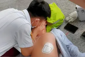 这画面太感人！狂赞武汉地铁小哥哥这波操作图片