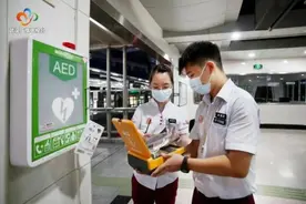 武汉：乘客晕倒，地铁站内“急救神器”AED首次派上用场图片