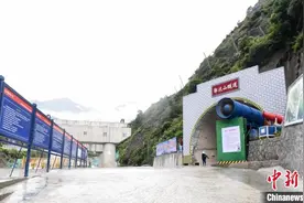 国道318线公路四川康定过境段郭达山隧道贯通图片
