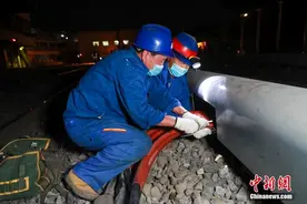 北京地铁1号线八通线进行跨线贯通施工图片