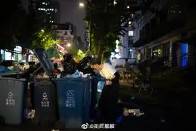89岁退役军人拾荒10年助学贫困生图片
