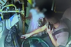 “叔叔会保护我！”攀枝花一女孩与姐姐走散，公交司机暖心帮忙找家长图片