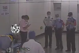 女子在上海地铁内突发晕厥，民警心肺复苏化险为夷视频封面