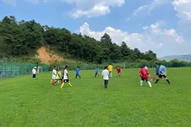 盲人怎么踢足球？这支球队的故事太励志图片