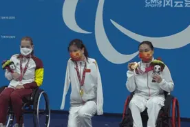 领奖台上这一蹲，太美了图片