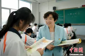 为了让更多的贫困学子圆梦，这位老师做了这么多……图片