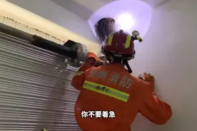 女童头卡天花板场面惊悚 网友：想必是楼下先报的警图片