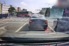 ​深圳一公交车路口漂移行驶！司机接受调查图片