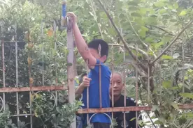 疼！青岛大学生翻栅栏，腿被刺穿~图片