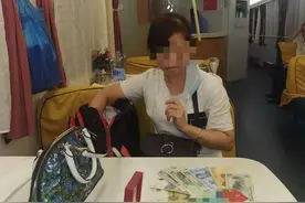 怀化女子顺手带走遗失在安检口的蓝色小花包，里面竟有多件金首饰！立案侦查图片