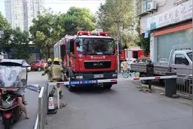 小区着火，消防车却被挡门外图片