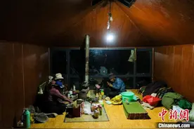 西藏纳木错北岸牧民土桑的牧羊生活图片