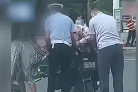 女生裙子被自行车卡住，众人连人带车抬走