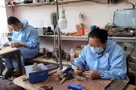 修车工转行做木雕：每天工作10小时以上 定制款一件卖出五六千元图片