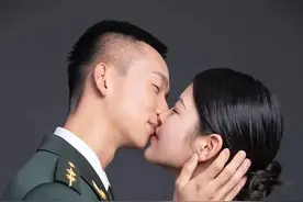 太幸福！女警官5年追爱男军官图片