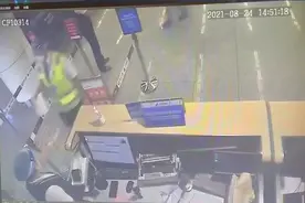 推迟12分钟起飞！只为等待一位特殊旅客……图片