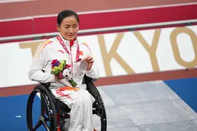 田径——周洪转获女子800米T53级亚军图片