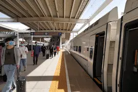 【提示】为什么动车白天也亮着灯？来看解答→图片