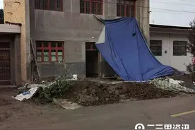 宝鸡扶风县一户村民住宅墙体多出开裂，村民称与自来水管道漏水有关图片