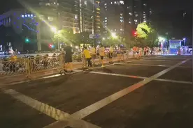 在上海的公园跑步得“负重行走”？市民建议适跑公园应普及储物柜图片