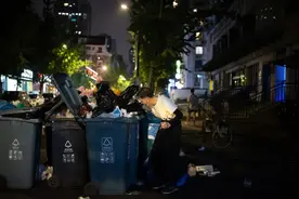 89岁退役军人深夜拾荒近10年，为做这件事图片
