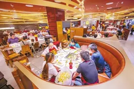 有饭店等座需排号一小时 有火锅店的毛肚还在饭点就卖光了图片