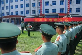 退役驾驶员向军车告别：别了！我的“战车”图片