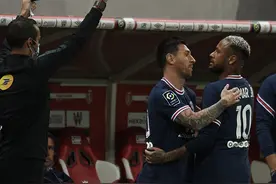 体坛联播｜梅西巴黎首秀多次被犯规，孙兴慜英超任意球破门图片