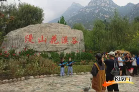 高清组图｜漫山花溪谷 周末人气旺图片