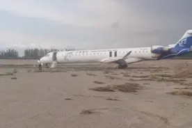 华夏航空一客机落地新疆阿克苏时冲出跑道！机场称系天气原因图片