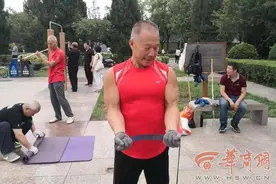 西安平均年龄50岁的“老小伙”相聚广场健身 每人都有拿手动作图片
