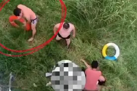 孩子落水妈妈跳水去救两人双双溺水 路过好心人连救两人累到虚脱图片