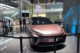 汽车界的“乐高车”来了，R汽车量产版ES33车型首发亮相 | 2021成都车展图片