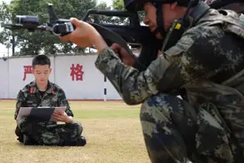 最走心礼物！即将退伍的老兵为战友“私人定制”军旅画像视频封面