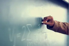 教育部强调：学校不得按成绩分班排座、小学一二年级不进行纸笔考试图片