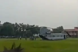 印度空军新列装“支奴干”直升机突发故障 紧急降落在校园内图片