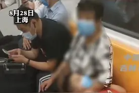 地铁上女乘客让孩子脚踩座椅躺平，上海地铁：车厢内禁止躺卧图片