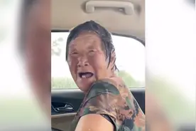 “快上车”！2位老人暴雨中前行浑身湿透 路过司机暖心邀请图片