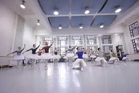 复排古典芭蕾《堂·吉诃德》中芭新一代艺术家炫技图片