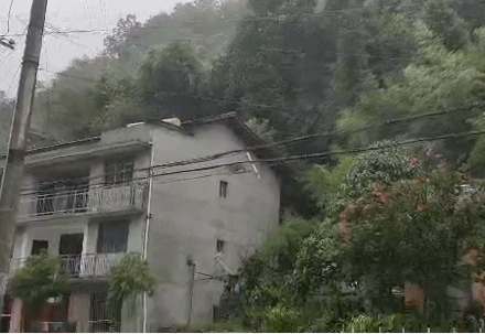 重庆城口发生滑坡 致3栋民房倒塌 55户140人提前撤离图片