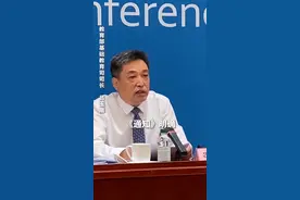 最新发布！小学一二年级不进行笔试、中小学不得按成绩分班排座视频封面
