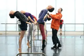 上海芭蕾舞团抖音直播年度考核：夏练不开空调，用汗水浇灌美图片