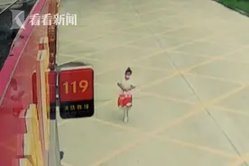 小姑娘生日当天买礼物送消防员 蜀黍“比心”回应图片