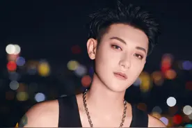 黄子韬发狠健身！穿背心秀成果 手臂爆增一大圈图片