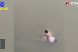 为救儿子，妈妈从10米高桥跳下图片