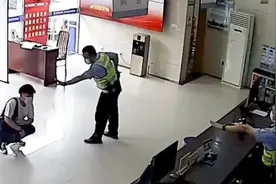 男子上缴模型手枪吓到民警：我才是快要被你们吓死了视频封面