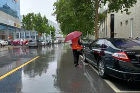 记者实探：郑州恢复贴条了，街头车辆乱停乱放依旧？图片