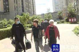 王曼昱回家！一年未见的思念 妈妈满怀期待出发图片
